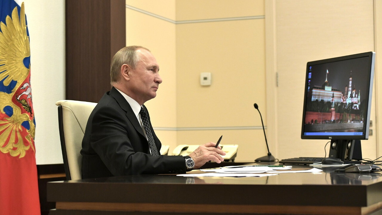 President Putin befind his desk at the KRemlin